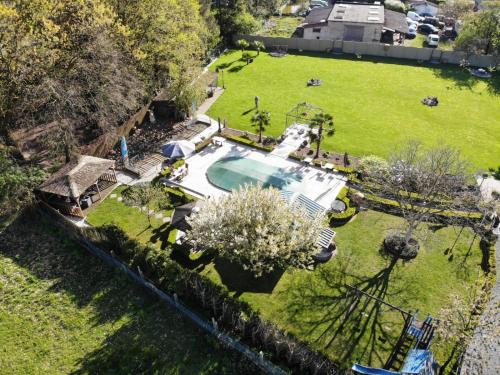 an aerial view of a yard with a swimming pool at B&B Casa Roman & Vakantiewoning voor 1 pers tot max 32 personen in Zonhoven