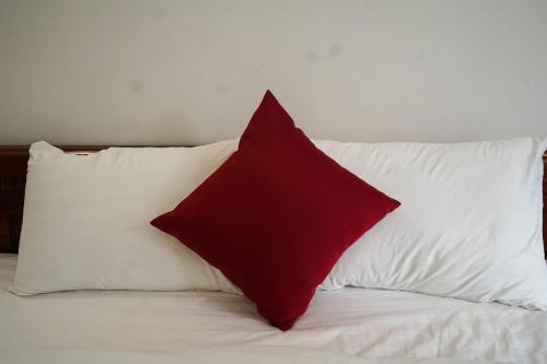 Una cama o camas en una habitación de TAM COC HARBOR VIEW HOTEL