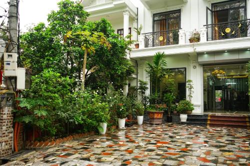 un patio con macetas frente a un edificio en TAM COC HARBOR VIEW HOTEL, en Ninh Binh
