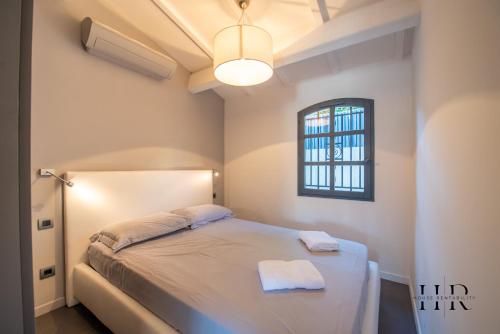 een slaapkamer met een bed met twee handdoeken erop bij Maison moderne avec piscine et tennis in Saint-Tropez