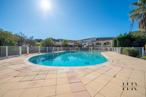 - une piscine au milieu d'un patio dans l'établissement Maison moderne avec piscine et tennis, à Saint-Tropez