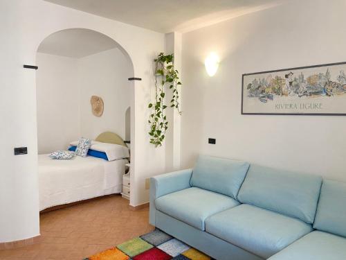 a living room with a couch and a bed at La Marina Vernazza Appartamento Piazza Marconi in Vernazza