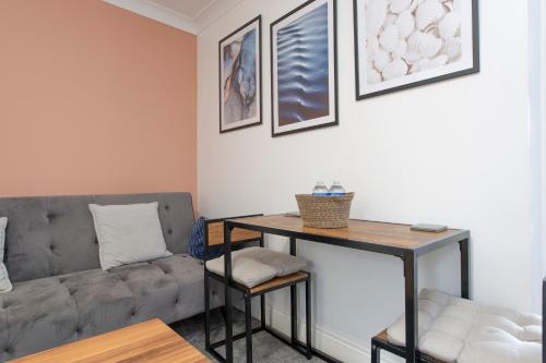 uma sala de estar com um sofá e uma mesa em 3 bed Accommodation perfect for Workers & Families requiring weekly or Monthly Nest em Woolwich