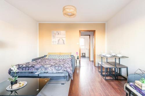 une chambre avec un lit et une table dedans dans l'établissement Urban Oasis, 15 minutes from Strasbourg historic centre, à Hoenheim