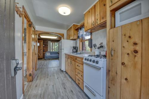 een keuken met een witte kachel en houten kasten bij Edgewater Resort in Iron Mountain