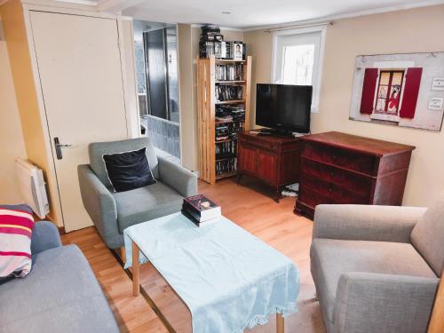 un salon avec deux chaises et une télévision dans l'établissement NICE LOCATION EASY ACCESS TO STADIUM FOR OLYMPIC GAMES PARIS 2024, à Colombes