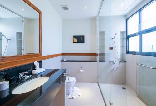 een badkamer met een wastafel en een douche bij Laguna Pool Villa - Tranquil Views in Bang Tao Beach