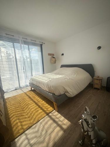 une chambre avec un lit et une grande fenêtre dans l'établissement Casa Vignalledda, à Porto-Vecchio