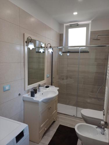 a bathroom with a sink and a shower and a toilet at Il Talamo di nonna Rosa in Tramonti