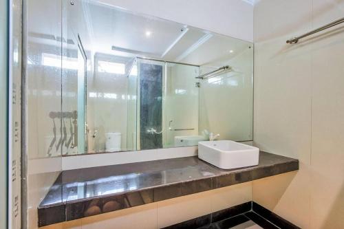 Koupelna v ubytování Malibou Hotel Medan