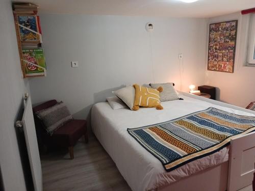 une petite chambre avec un lit et une chaise dans l'établissement Maison - 12 min Paris Saint-Lazare, à Colombes