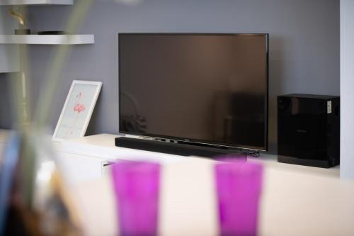 Televisyen dan/atau pusat hiburan di Espacio Moderno en Gijón Playa
