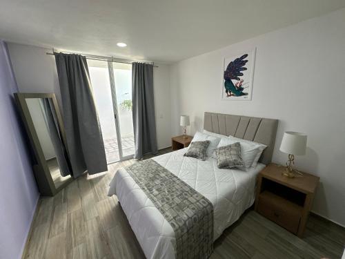 Santa María TonantzintlaにあるSantuario De Luna, Departamentoのベッドルーム1室(ベッド1台、大きな窓付)