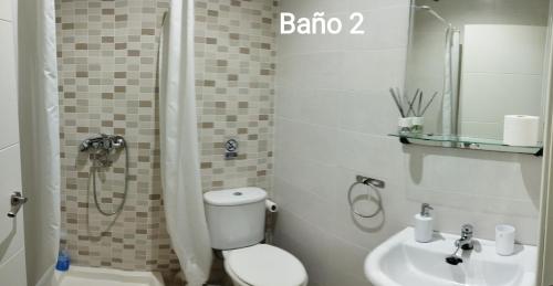 y baño con ducha, aseo y lavamanos. en Los Álamos, en Mérida