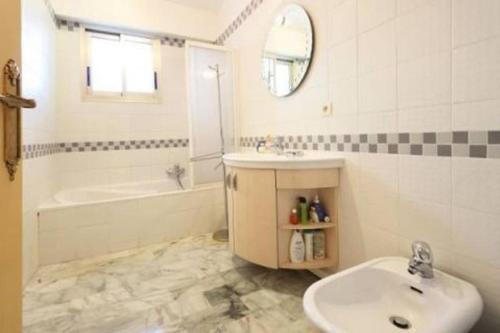 une salle de bain avec un lavabo, des toilettes et une baignoire dans l'établissement FRONT DE MER Juan les Pins Cannes, à Antibes
