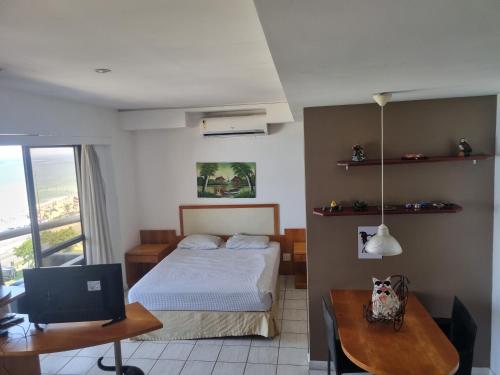 1 dormitorio con 1 cama y escritorio con ordenador en Flat Casa del Mar Barra da Tijuca, en Río de Janeiro