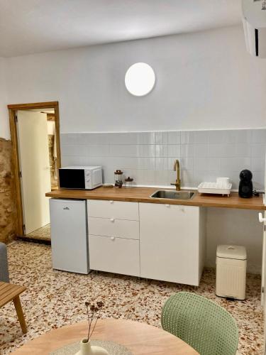 a kitchen with a sink and a microwave at La Santa in Almagro