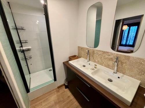une salle de bain avec un lavabo et une douche dans l'établissement Appartement rénové avec balcon à La Joliette, à Marseille