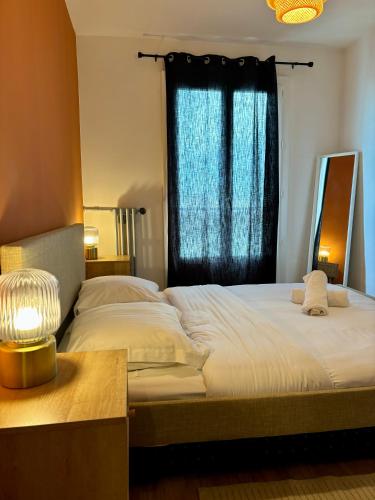 une chambre avec deux lits et une fenêtre dans l'établissement Appartement rénové avec balcon à La Joliette, à Marseille