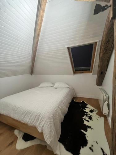 a bedroom with a bed and a tv on the wall at Appartement Aéroport Orly in Athis-Mons