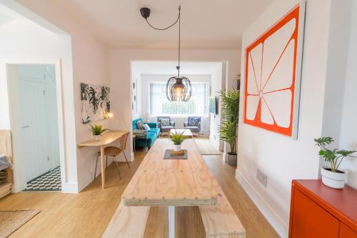 a living room with a table and a couch at Newport 3 Bed Long Stay Van Parking M4 Access Sleeps 5 in Newport