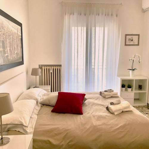 una camera da letto con un letto grande con due asciugamani sopra di Lazy Time Apartment a Roma