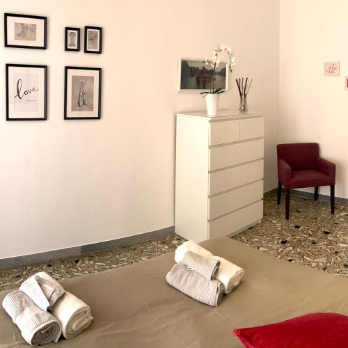 - un salon avec deux oreillers au sol dans l'établissement Lazy Time Apartment, à Rome