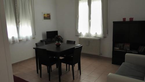 y sala de estar con mesa de comedor y sillas. en Casa Travaglini en Fano