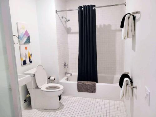 克利夫蘭的住宿－629 Lofts 802 - A KCM Property，白色的浴室设有卫生间和淋浴。