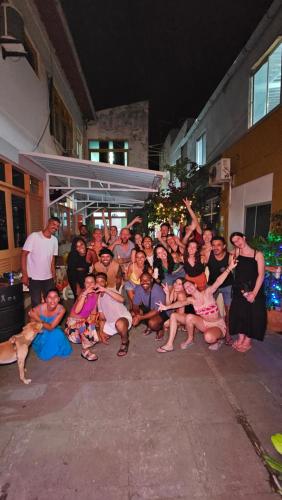 een grote groep mensen die poseren voor een foto bij Nomads Hostel Multicultural & Coworking in Salvador