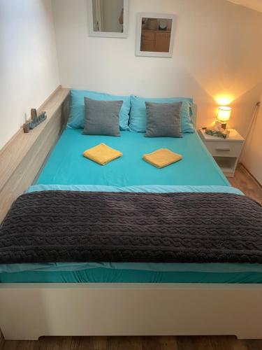 een groot bed met twee kussens erop bij Apartman Una in Batajnica