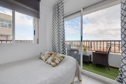 - une chambre avec un lit et une grande fenêtre dans l'établissement Estudio Jardín del Mar, à Torrevieja