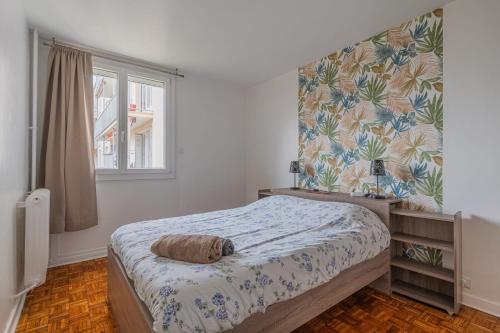 sypialnia z łóżkiem z poduszką w obiekcie L’oasis w mieście Seyssinet-Pariset