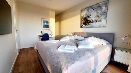 Postel nebo postele na pokoji v ubytování Komfortable strandnahe Ferienwohnung A103 in 10 Etage mit Terrasse und Meerblick PARKING FREE