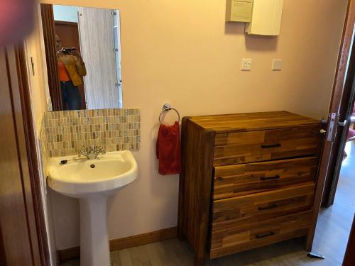 ein Bad mit einem Waschbecken und einem Spiegel in der Unterkunft Runda two bedroom in Nairobi