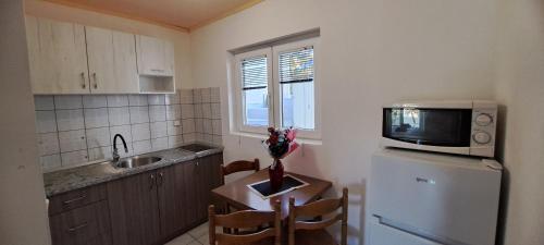 Kuchyň nebo kuchyňský kout v ubytování apartmani Natali