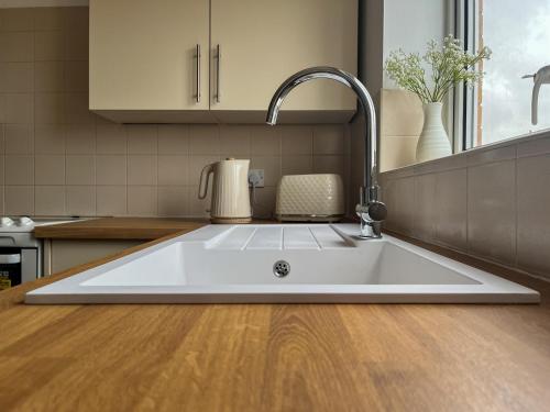 Φωτογραφία από το άλμπουμ του Stunning Central Flat w/ Parking στο Μπάνγκορ