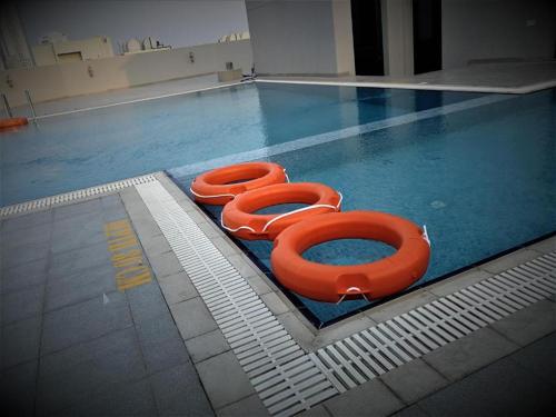 Bazén v ubytování Infinity Juffair Suites nebo v jeho okolí