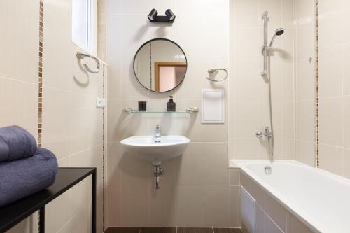 卡羅維發利的住宿－Apartment LYLY，白色的浴室设有水槽和镜子
