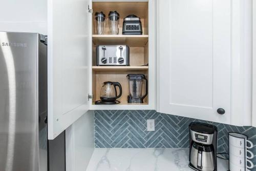 Dapur atau dapur kecil di Island Joy - Newly Renovated/Walk to the Beach!