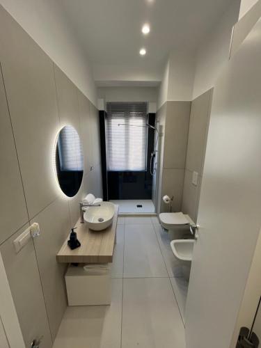 ein Badezimmer mit zwei Waschbecken und zwei Toiletten in der Unterkunft Maison Grimaldi in Neapel