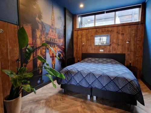 Un pat sau paturi într-o cameră la Appartement Bierkade
