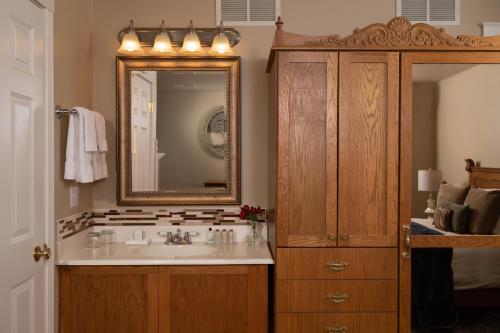 La salle de bains est pourvue d'un lavabo et d'un miroir. dans l'établissement The Oakwood Inn, à Okoboji
