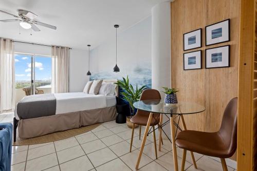 1 dormitorio con 1 cama, mesa y sillas en Bayshore Bliss- Cozy Space Pool & Views en Miami Beach