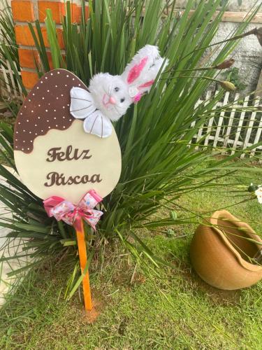 un cartel con un conejo encima de una planta en Casa de Itapocoróy Entre o parque Beto Carrero e o mar!, en Penha