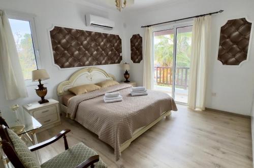 een slaapkamer met een groot bed en een groot raam bij Hotel complex house near the beach in Paphos City