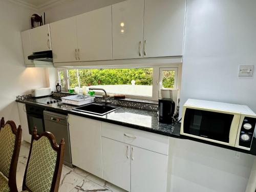 Una cocina o zona de cocina en Hotel complex house near the beach