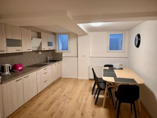 een keuken en eetkamer met een tafel en stoelen bij Unique souterrain apartment in Heilbronn