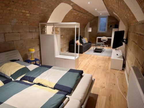 een slaapkamer met een bed en een woonkamer bij Unique souterrain apartment in Heilbronn