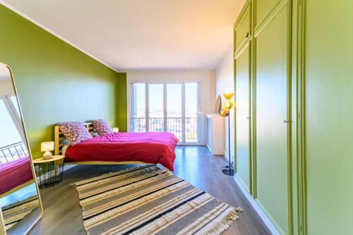 a bedroom with a red bed and a green wall at Magnifique duplex Cosy Gare Terrasse 4Pers in Argenteuil